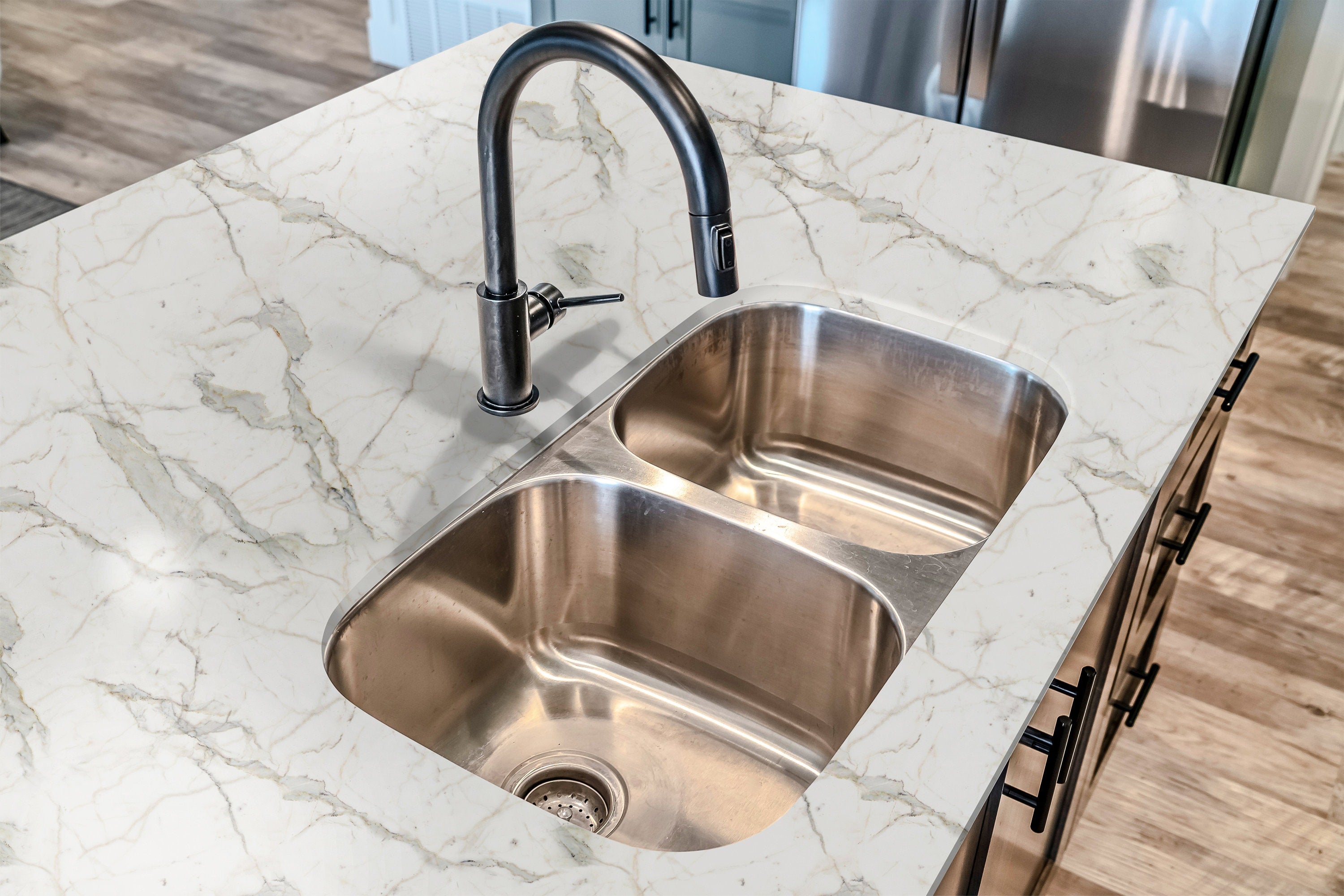 Countertop 14: Elegant white marble wallpaper with gold veining, perfect for luxurious home decor, kitchens, and bathrooms.